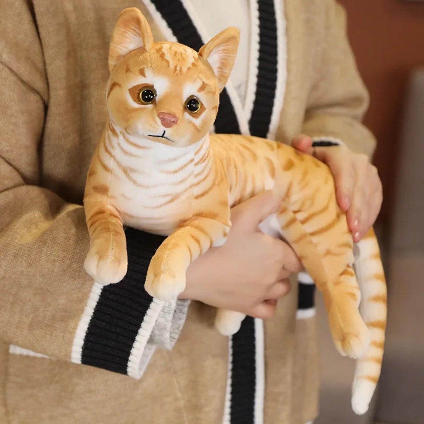 Chat en peluche réaliste